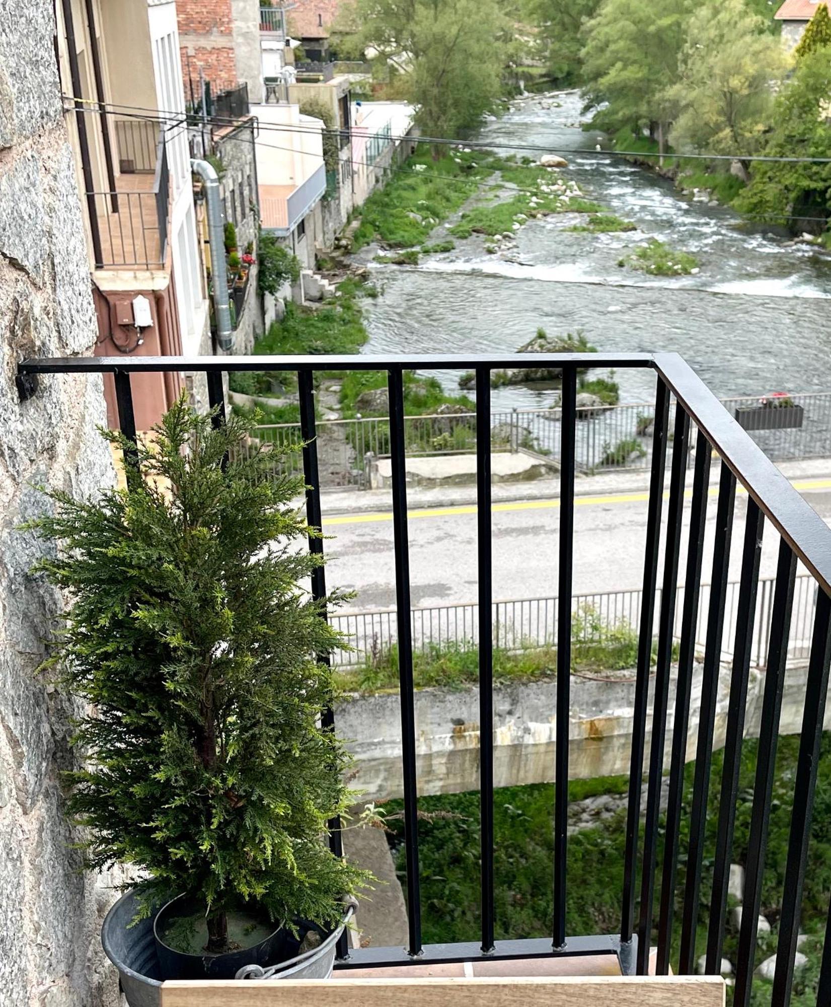 Apartamento Colgante Al Rio Con Vistas Al Puente Кампродон Экстерьер фото
