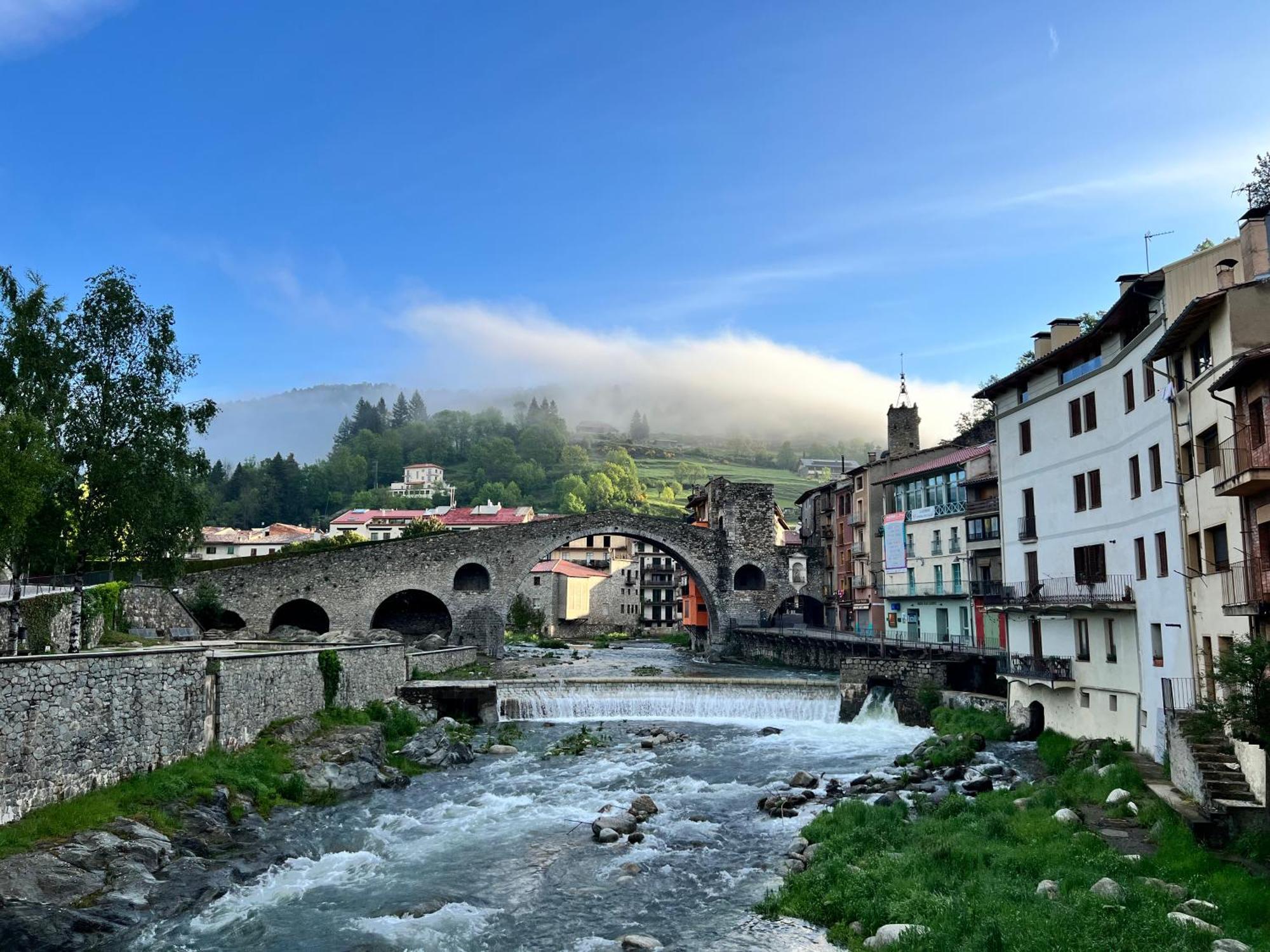 Apartamento Colgante Al Rio Con Vistas Al Puente Кампродон Экстерьер фото